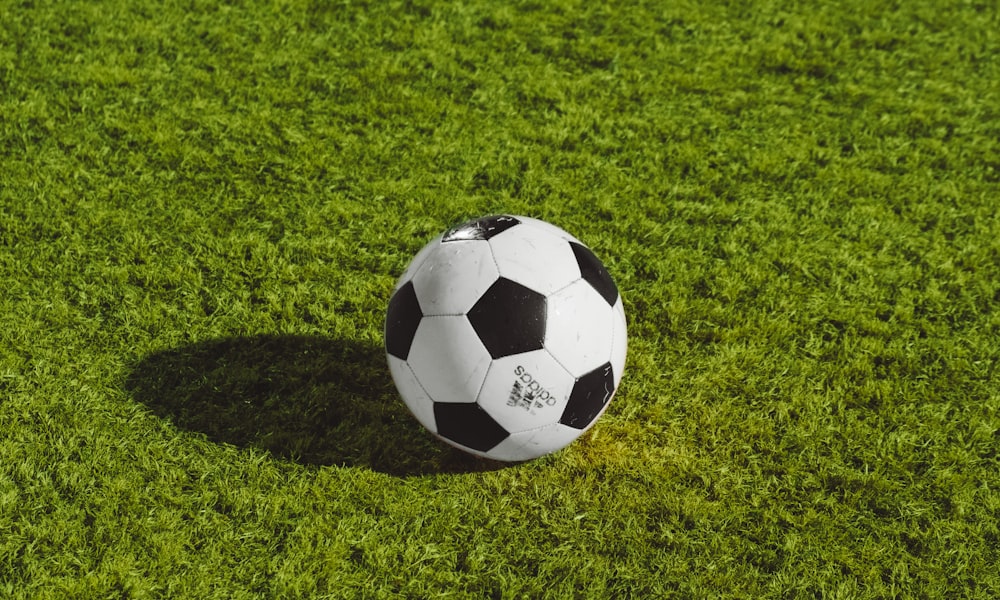 夜晚灯光下座无虚席的现代足球场正在举行激烈比赛，气氛热烈